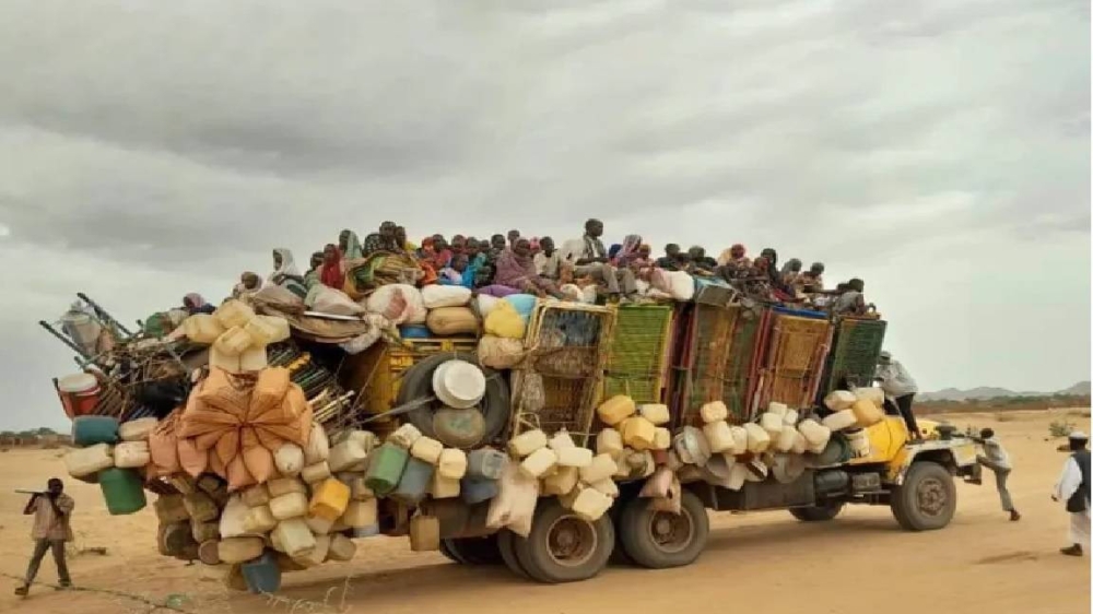 سودانيون هاربون من جحيم المعارك في الفاشر.