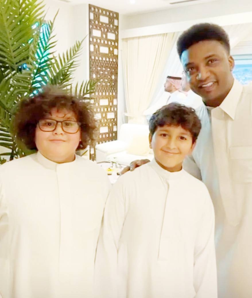 



قائد الاتحاد السابق محمد نور مع طلعت وعبدالرحمن محمد اللامي.