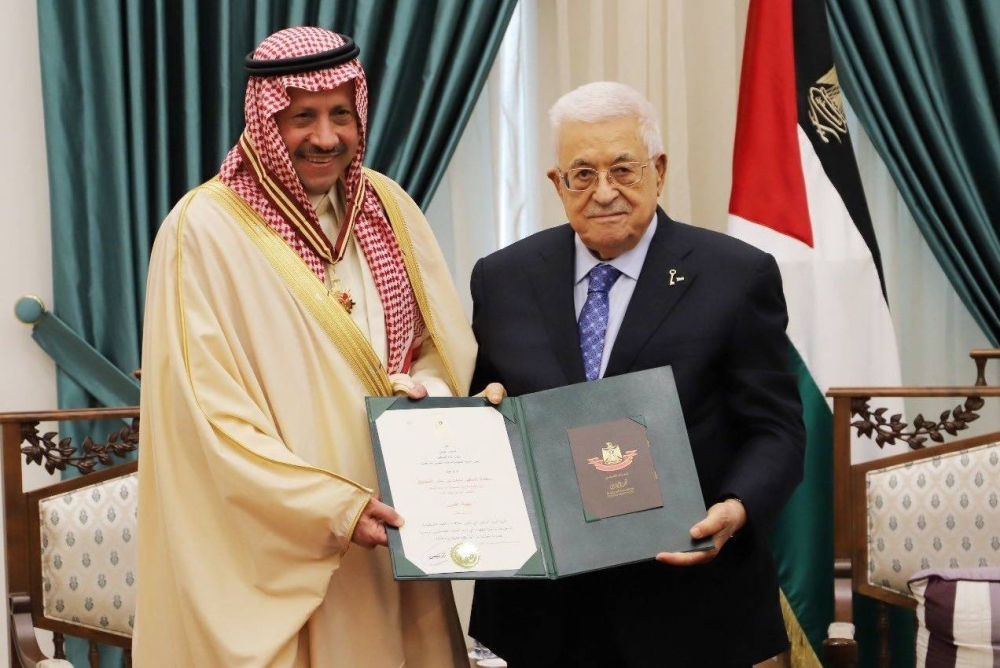 الرئيس الفلسطيني يقلّد سفير المملكة غير المقيم وسام نجمة القدس