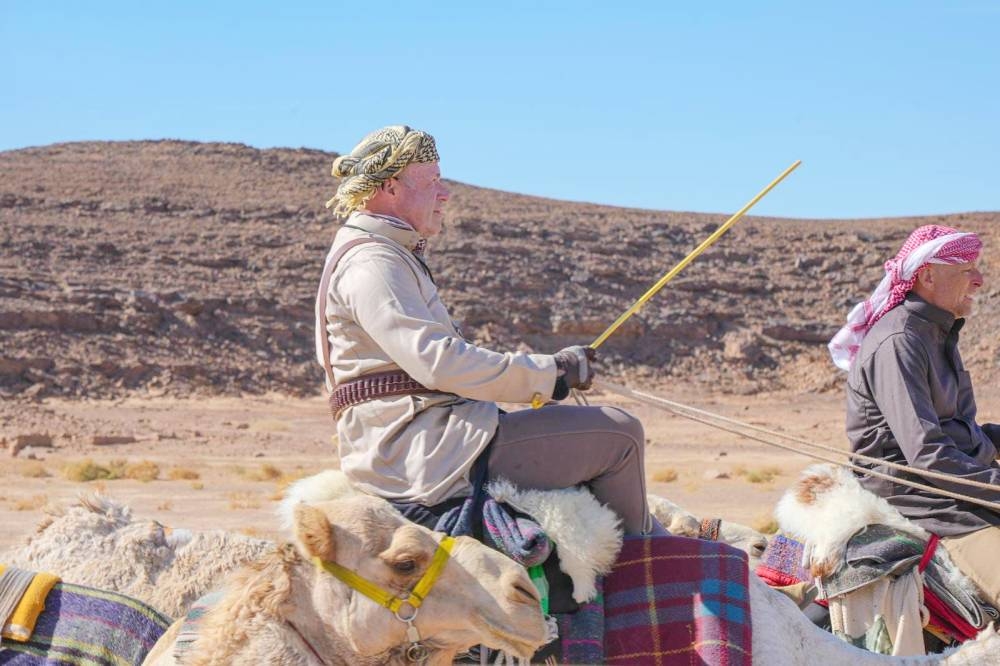 



رحالة بريطاني على ظهر الإبل. ( محمية الملك سلمان الملكية)