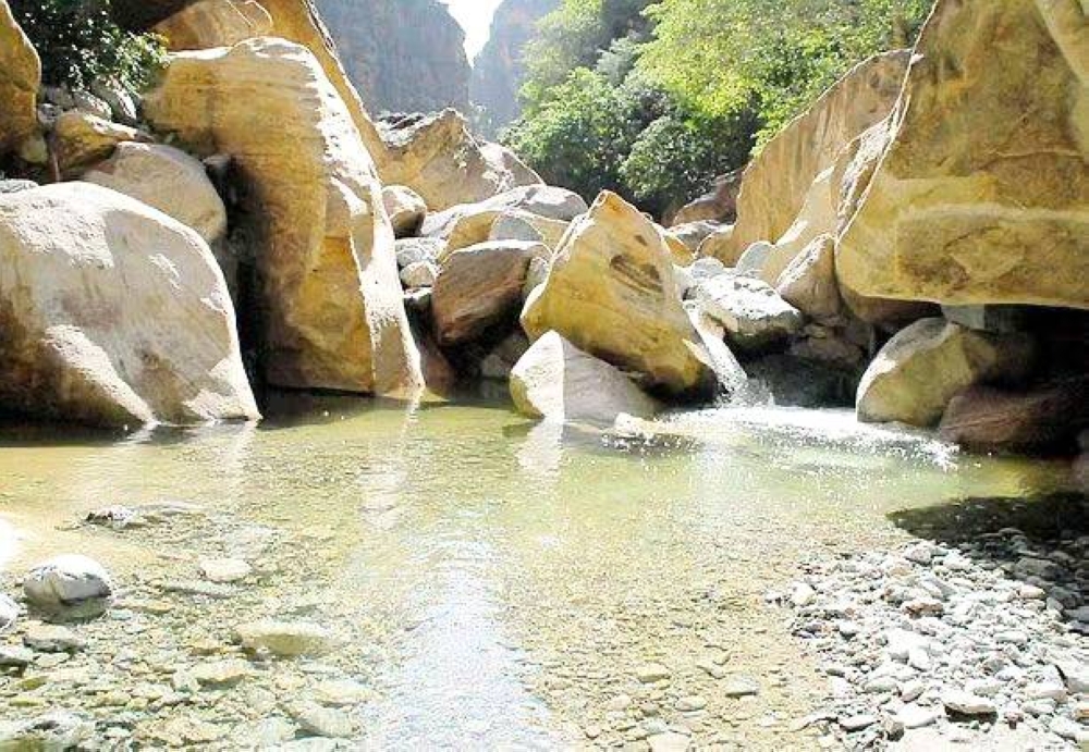 «وادي لجب».. مزار عشاق الطبيعة والمغامرين